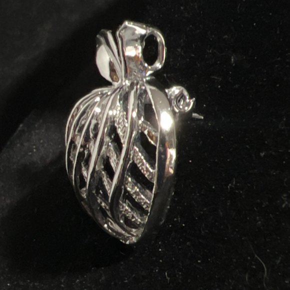 Vintage Silver Tone Open Weave Apple Pin Signed Gerry’s (343) - Picture 3 of 7